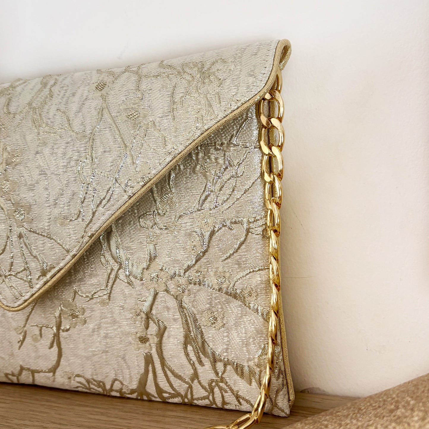 Pochette mariage champagne en brocart fleuri avec chaîne dorée