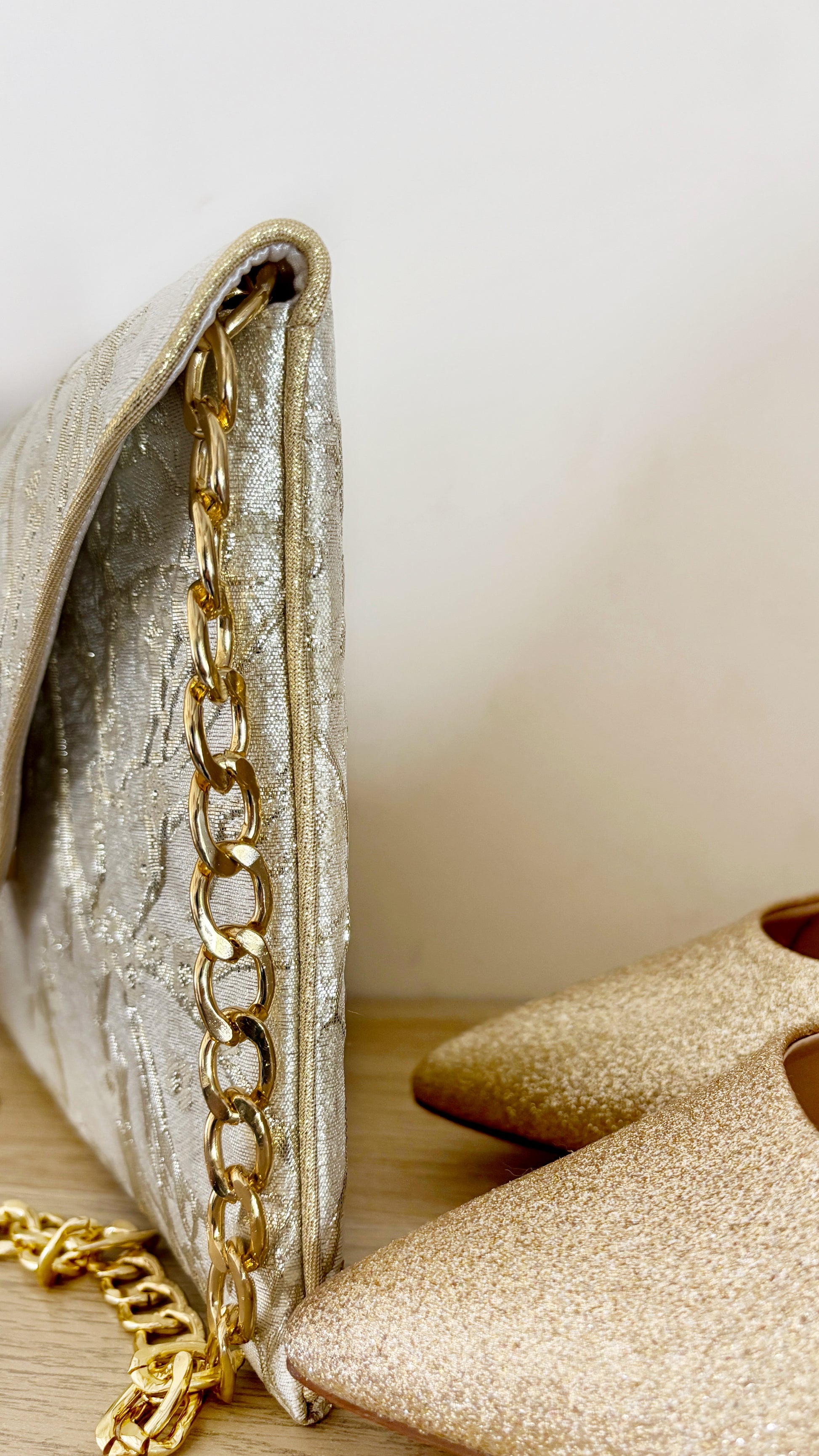 Pochette mariage champagne en brocart fleuri avec chaîne dorée