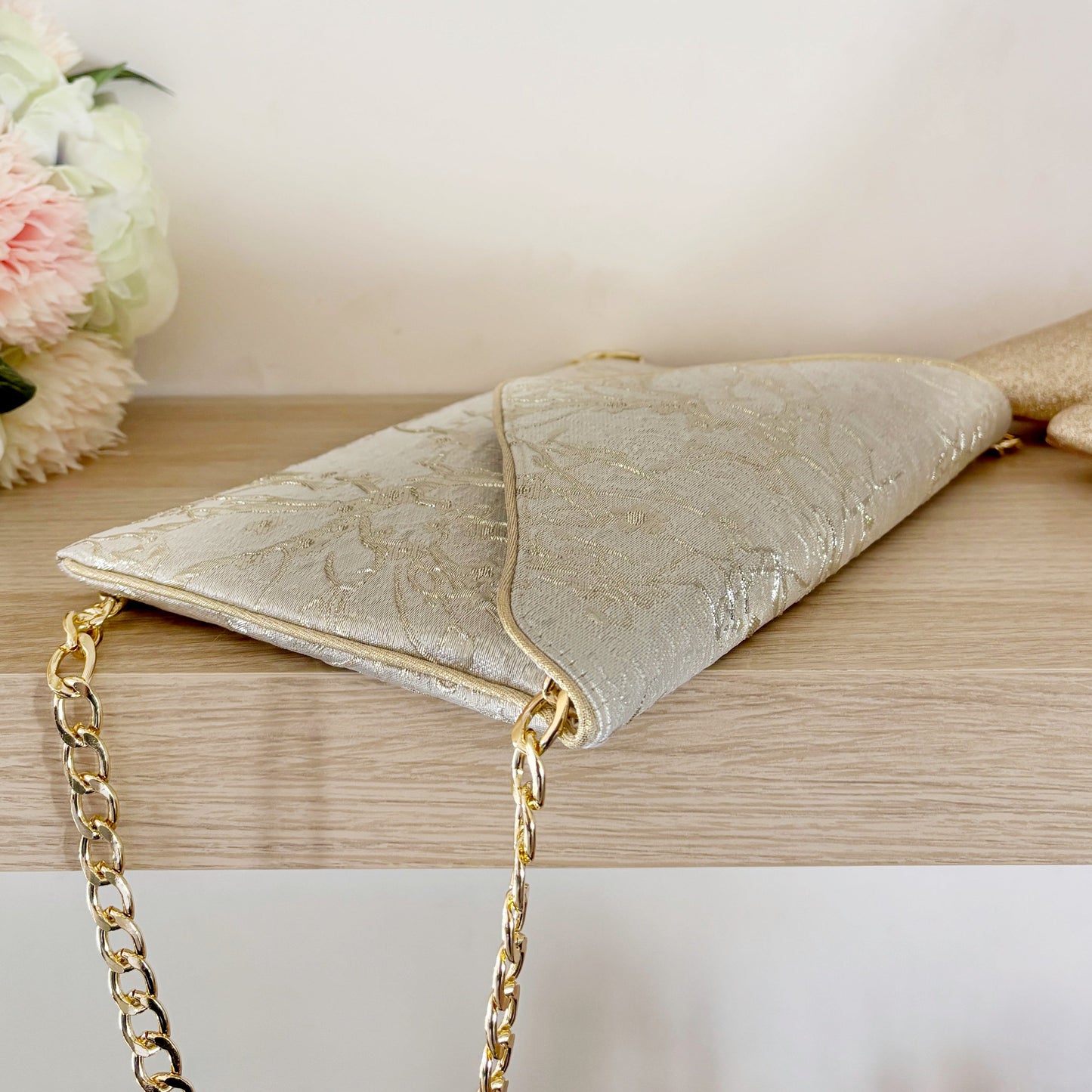 Pochette mariage champagne en brocart fleuri avec chaîne dorée