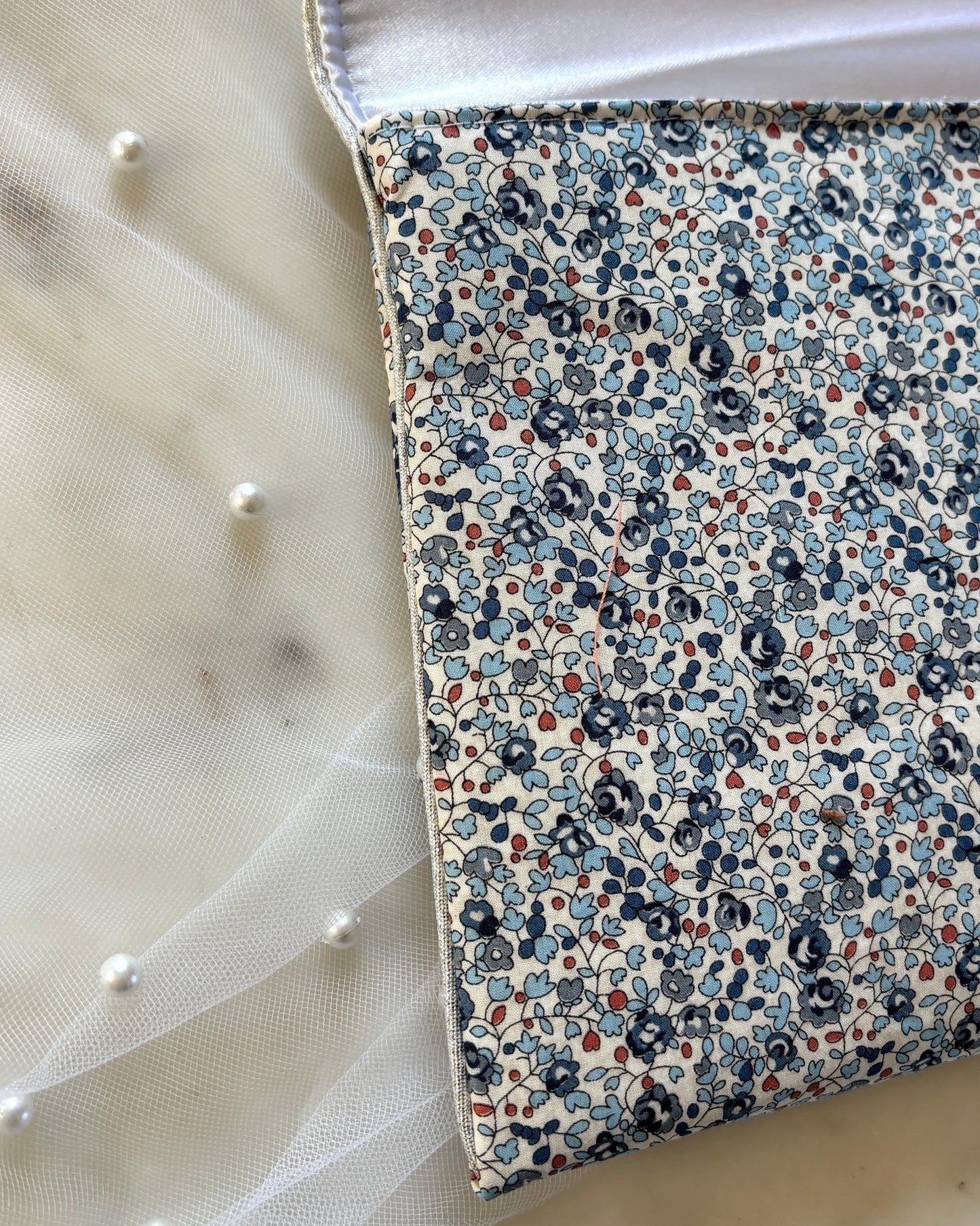 Pochette mariage fleurie en Liberty Eloïse bleu