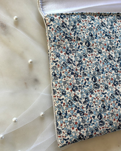 Pochette mariage fleurie en Liberty Eloïse bleu