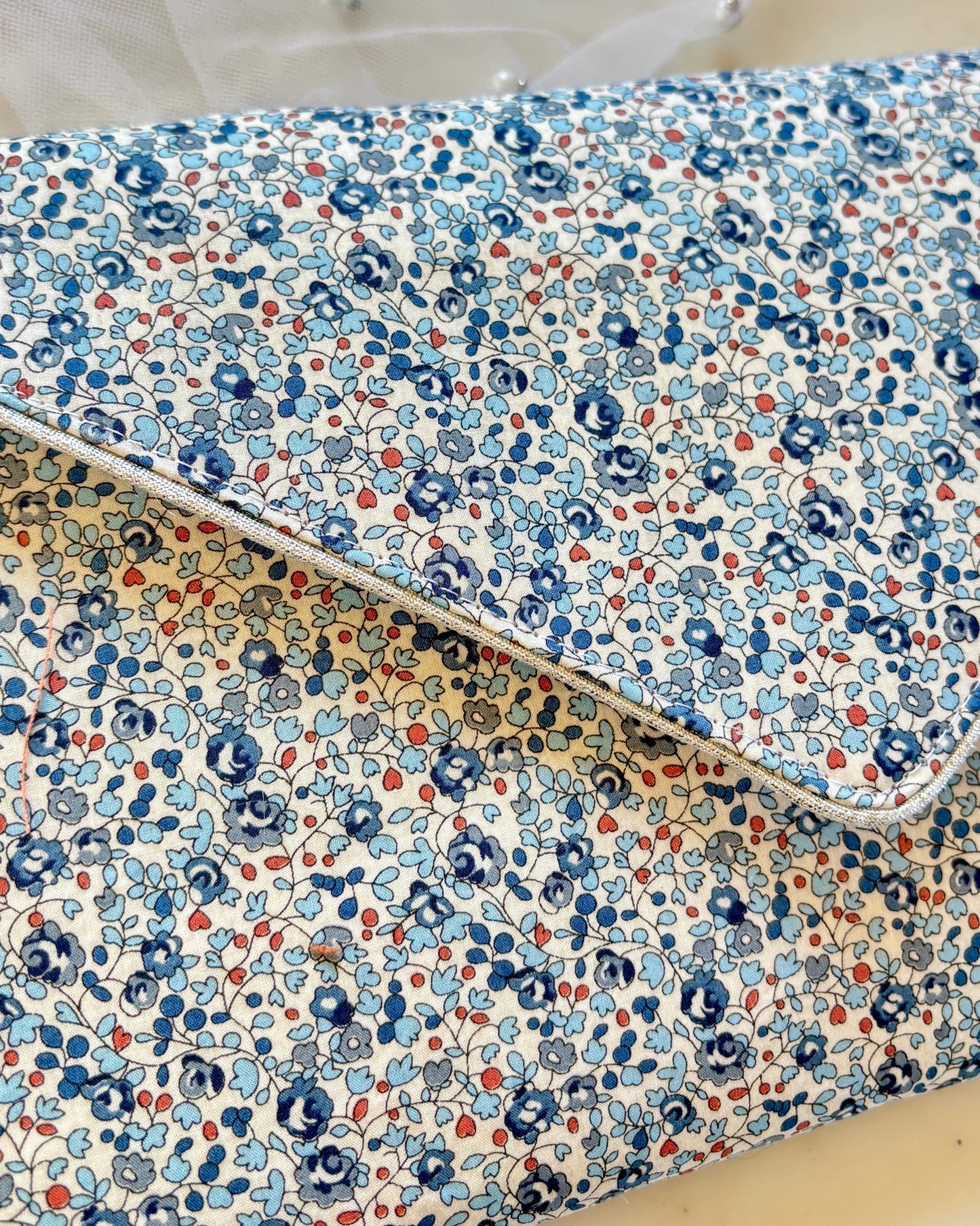 Pochette mariage en Liberty Eloïse bleu avec chaîne