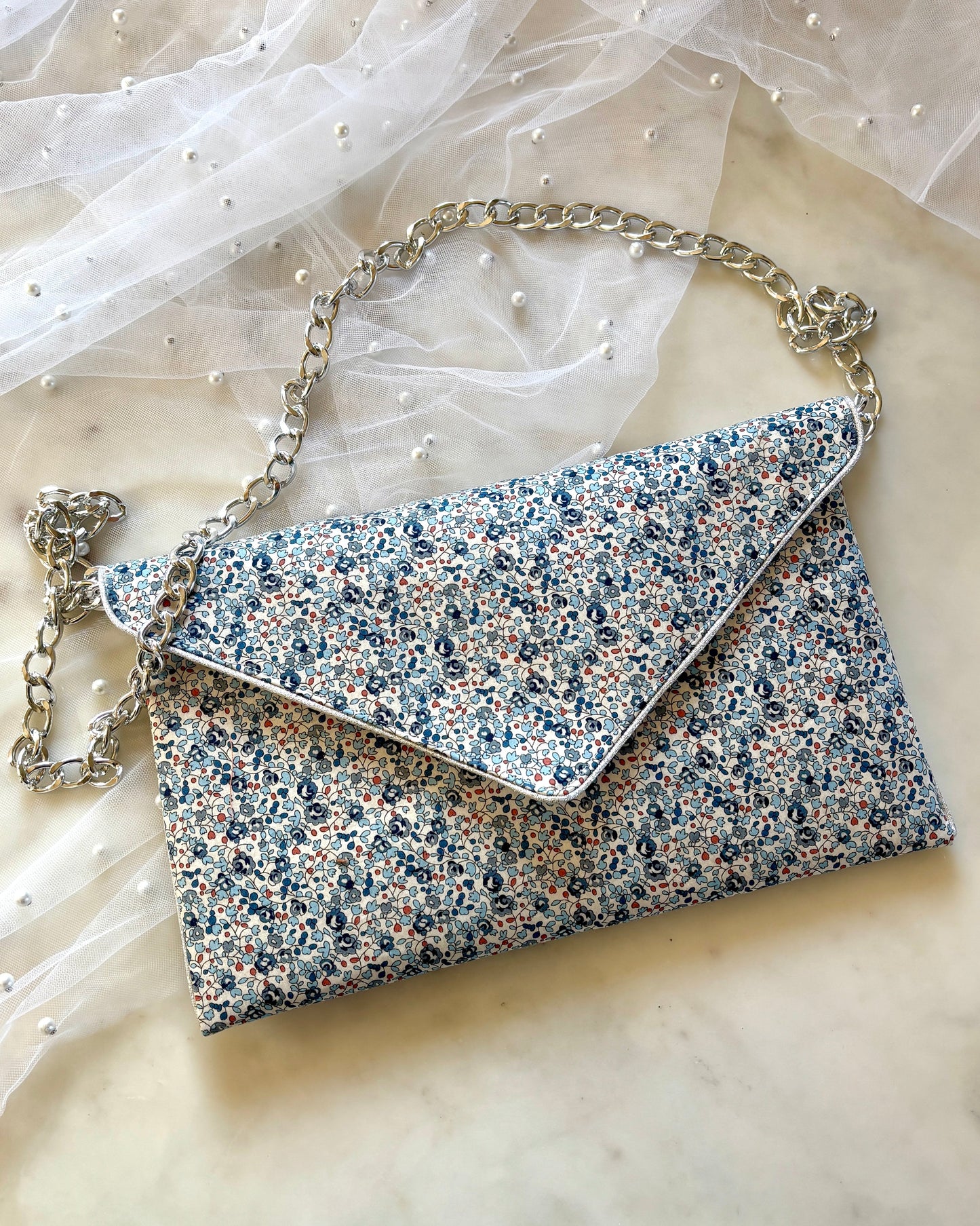 Pochette mariage en Liberty Eloïse bleu avec chaîne