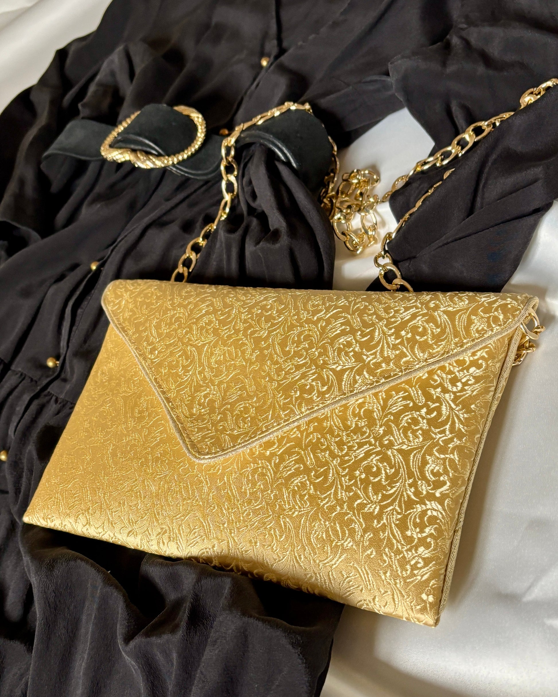 Pochette de soirée dorée avec chaîne - fil des toiles