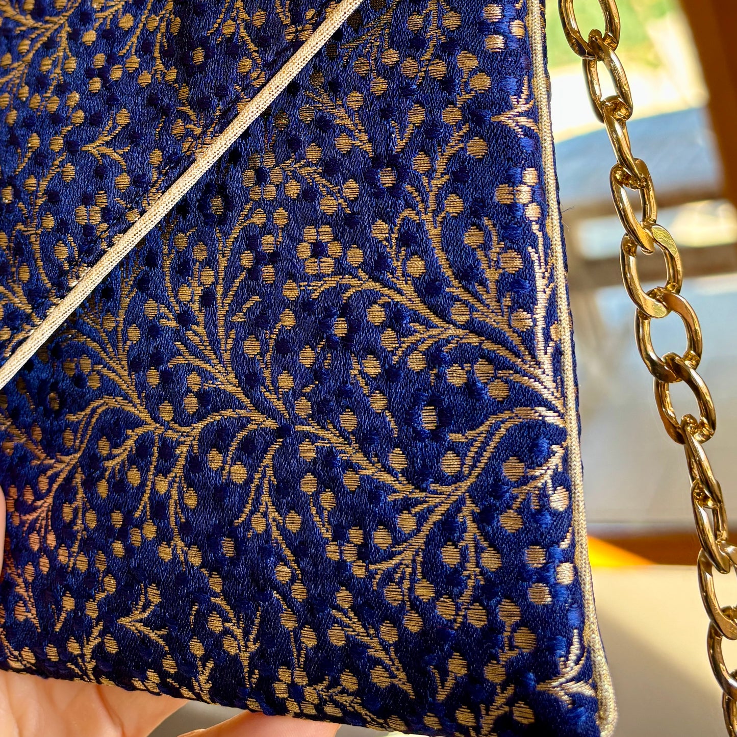 Pochette mariage. bleu et dor&ée en tissu brocart indien