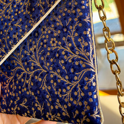 Pochette mariage. bleu et dor&ée en tissu brocart indien