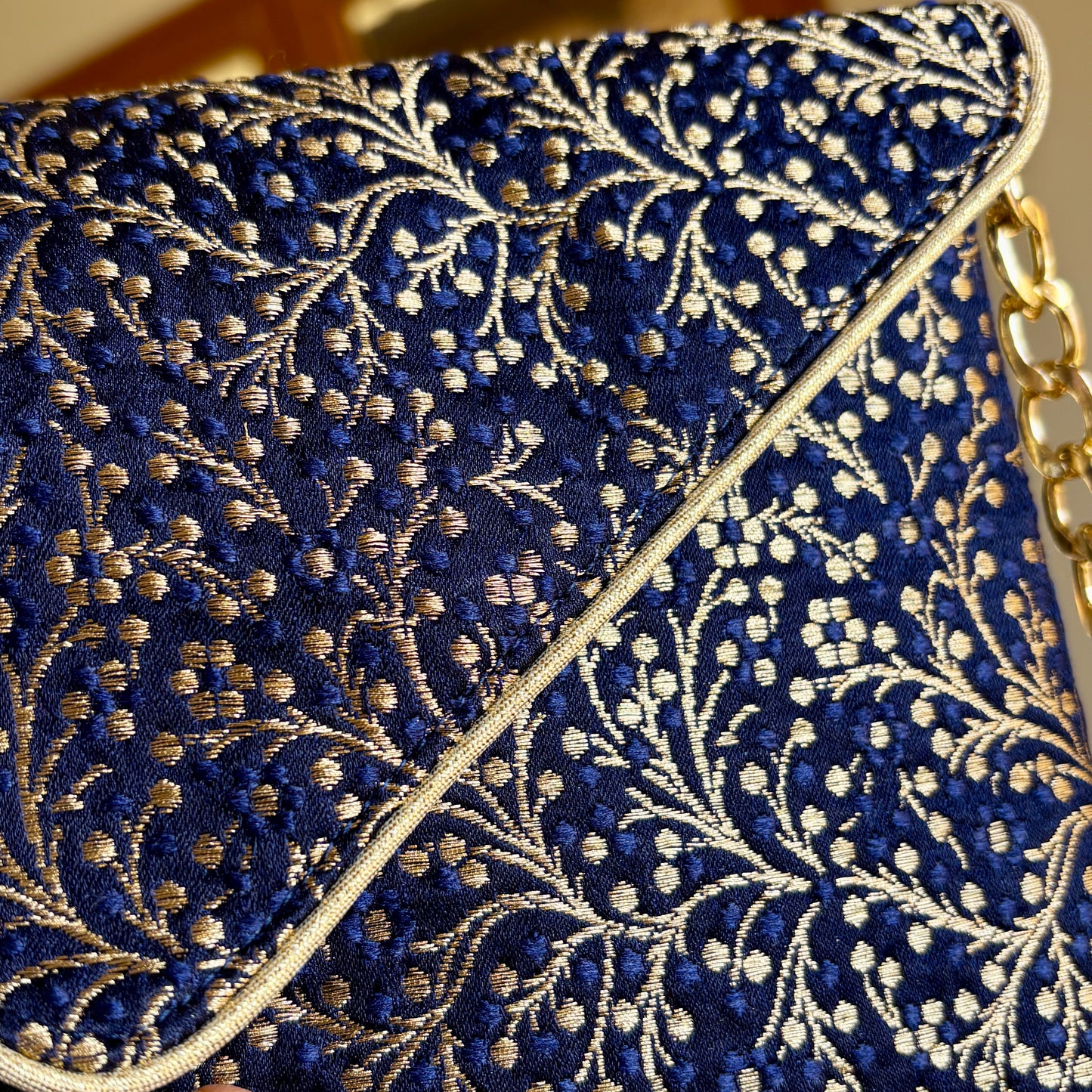 pochette de mariage bleu et dorée