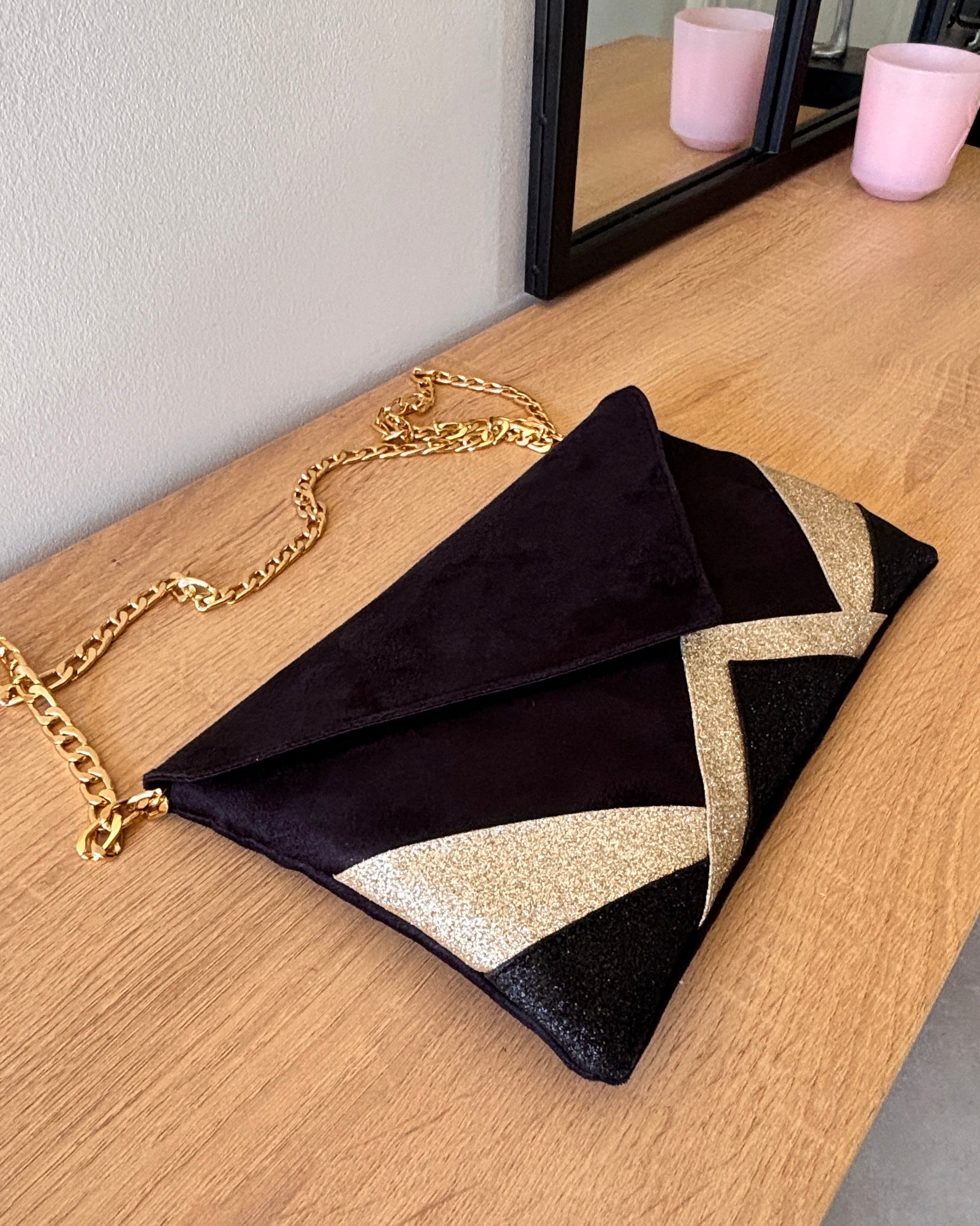 Pochette mariage élégante bimatière noire et tissu pailleté or