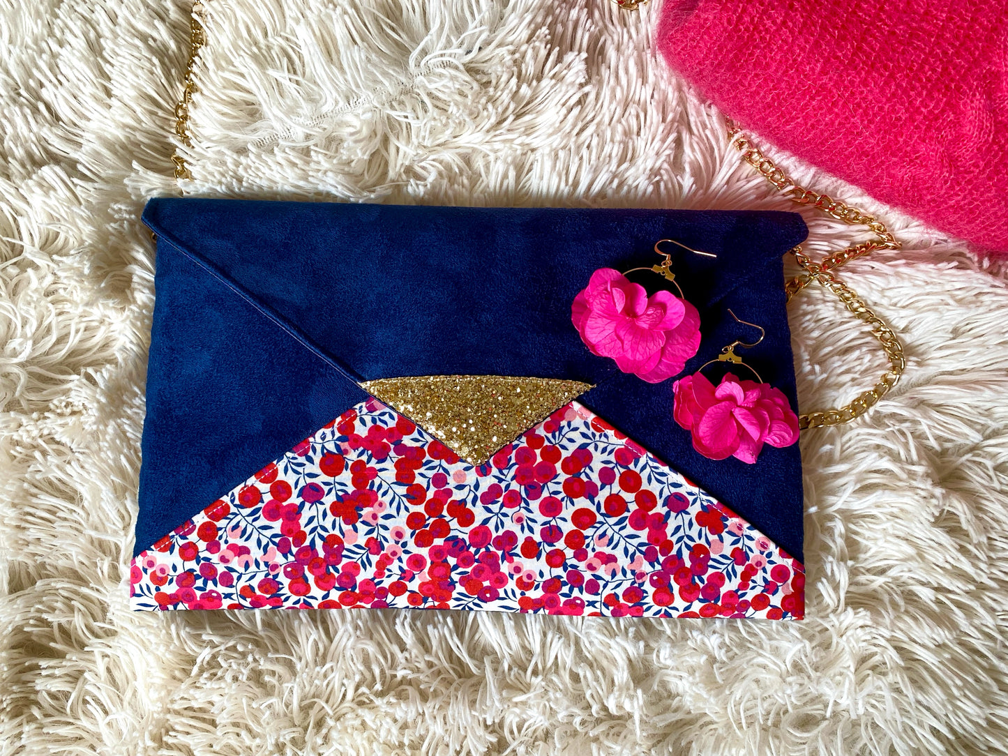 Boucles d'oreilles en fleurs stabilisées rose fushia et pochette en liberty of london - fil des toiles 