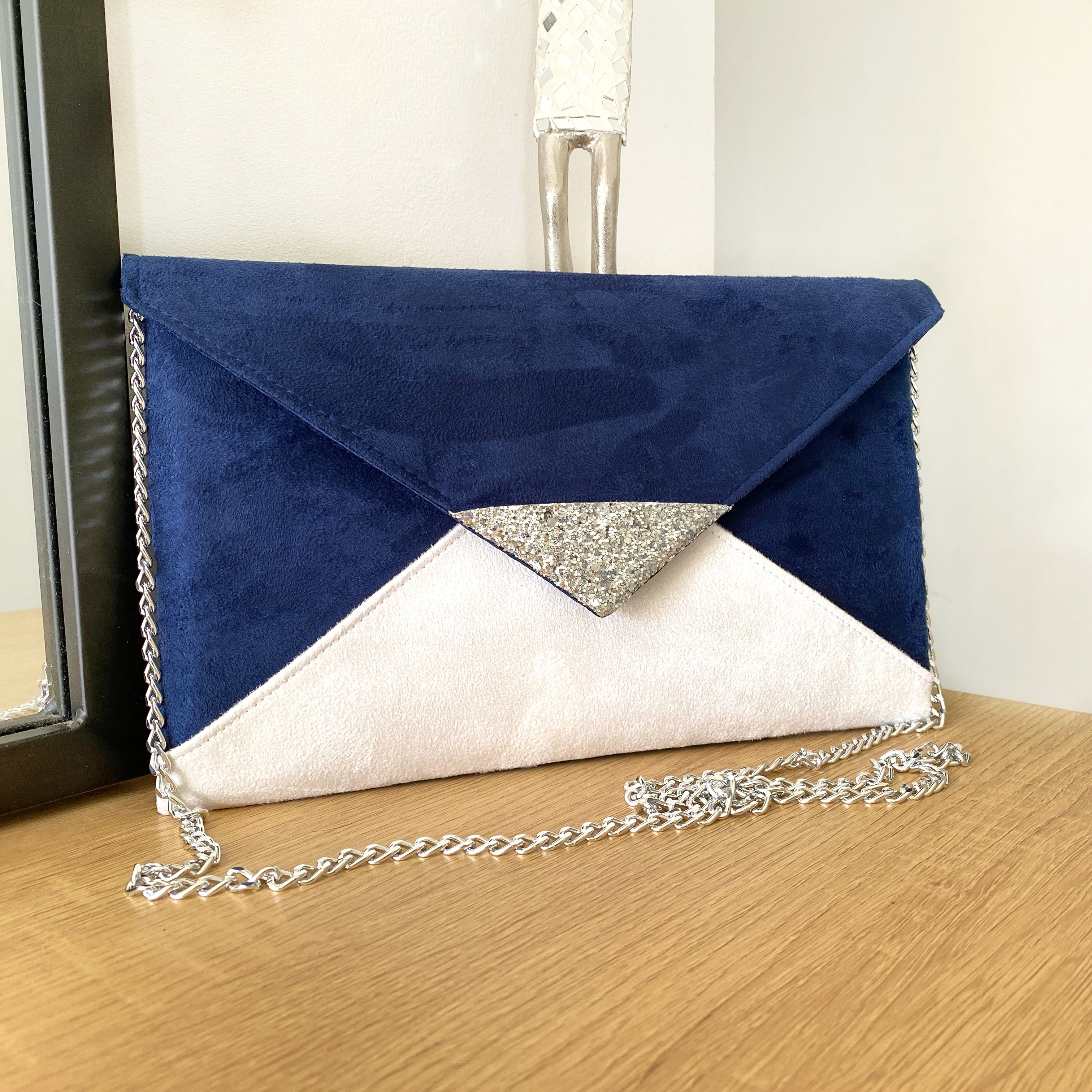 Pochette mariage bleu marine blanche et paillettes argentees Fil des toiles