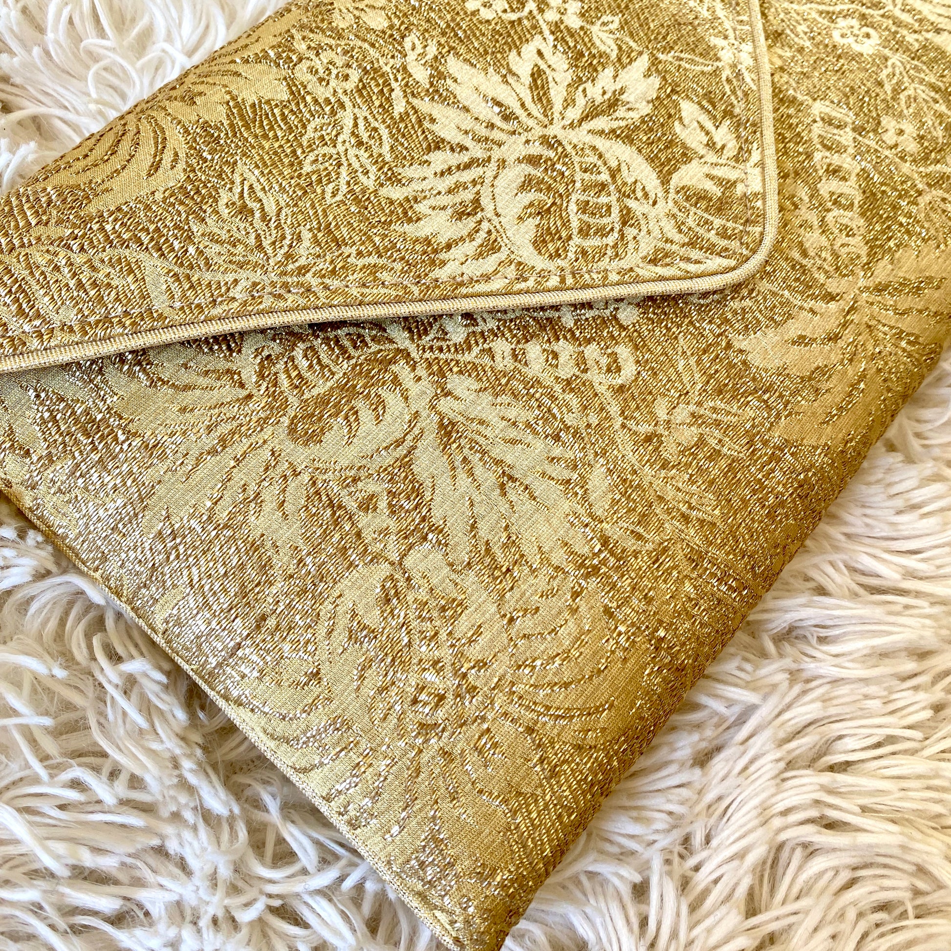 Pochette dorée en brocard de soie d'une maison haute couture française - Fil des toiles