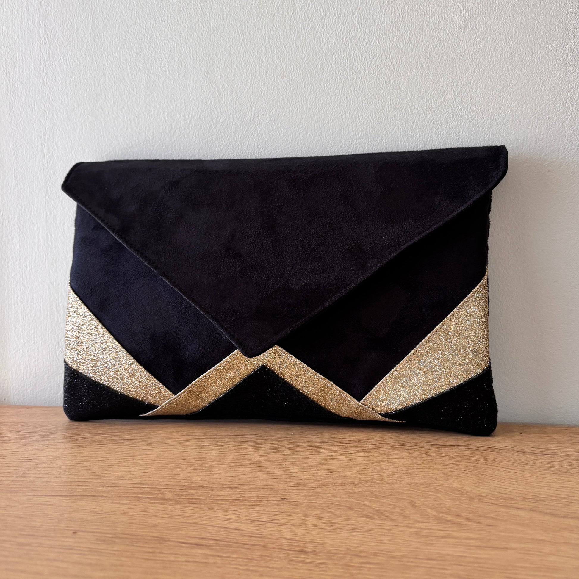 Sac à main cérémonie noir et or avec motif géométrique triangle