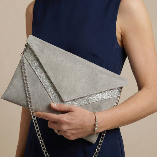 Pochette de soirée enveloppe en suédine grise avec bande chevron pailletés argentés et bandoulière chaîne argentée