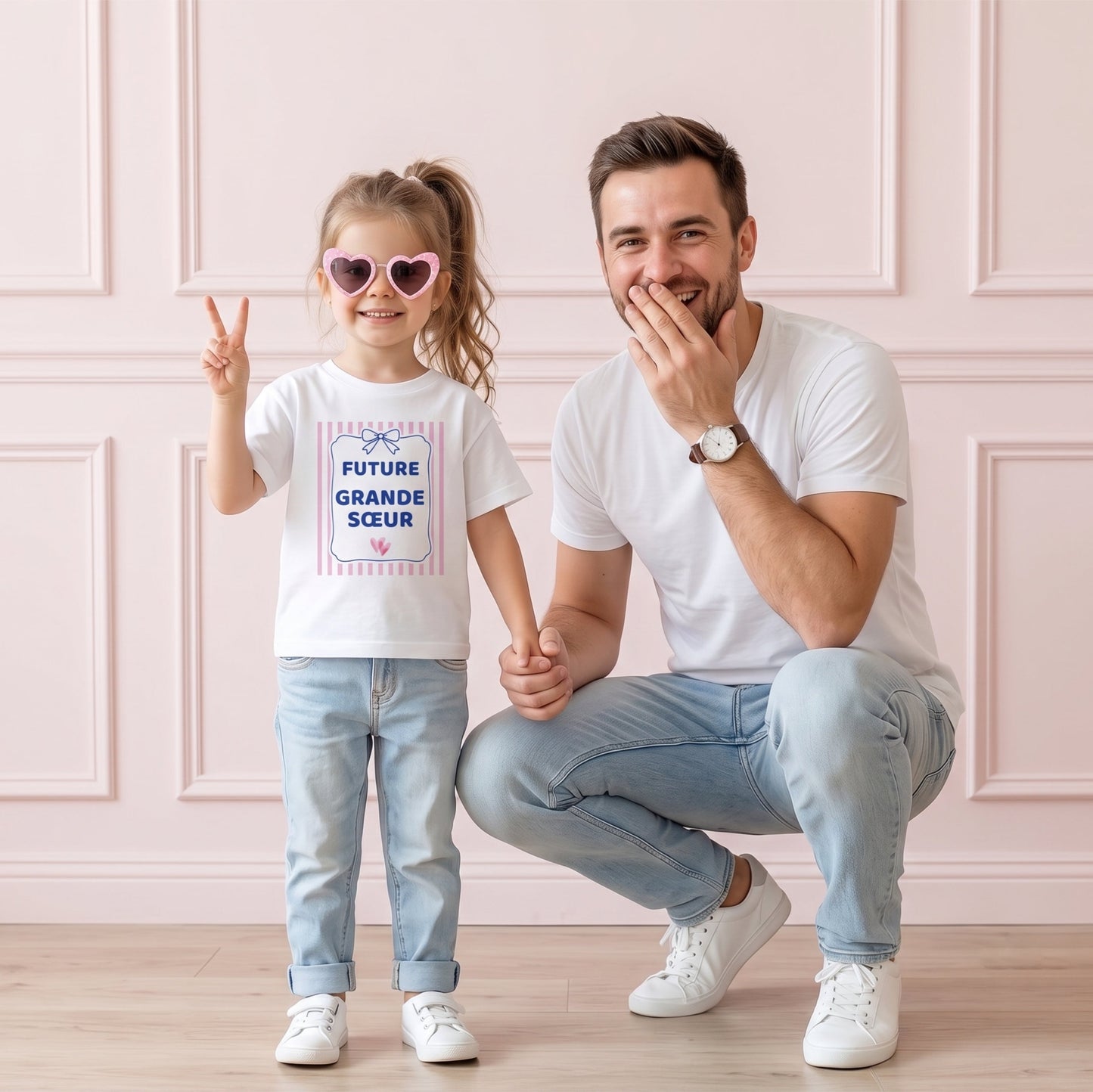 Père et sa fille portant le t-shirt « Future grande sœur » pour annoncer une grossesse