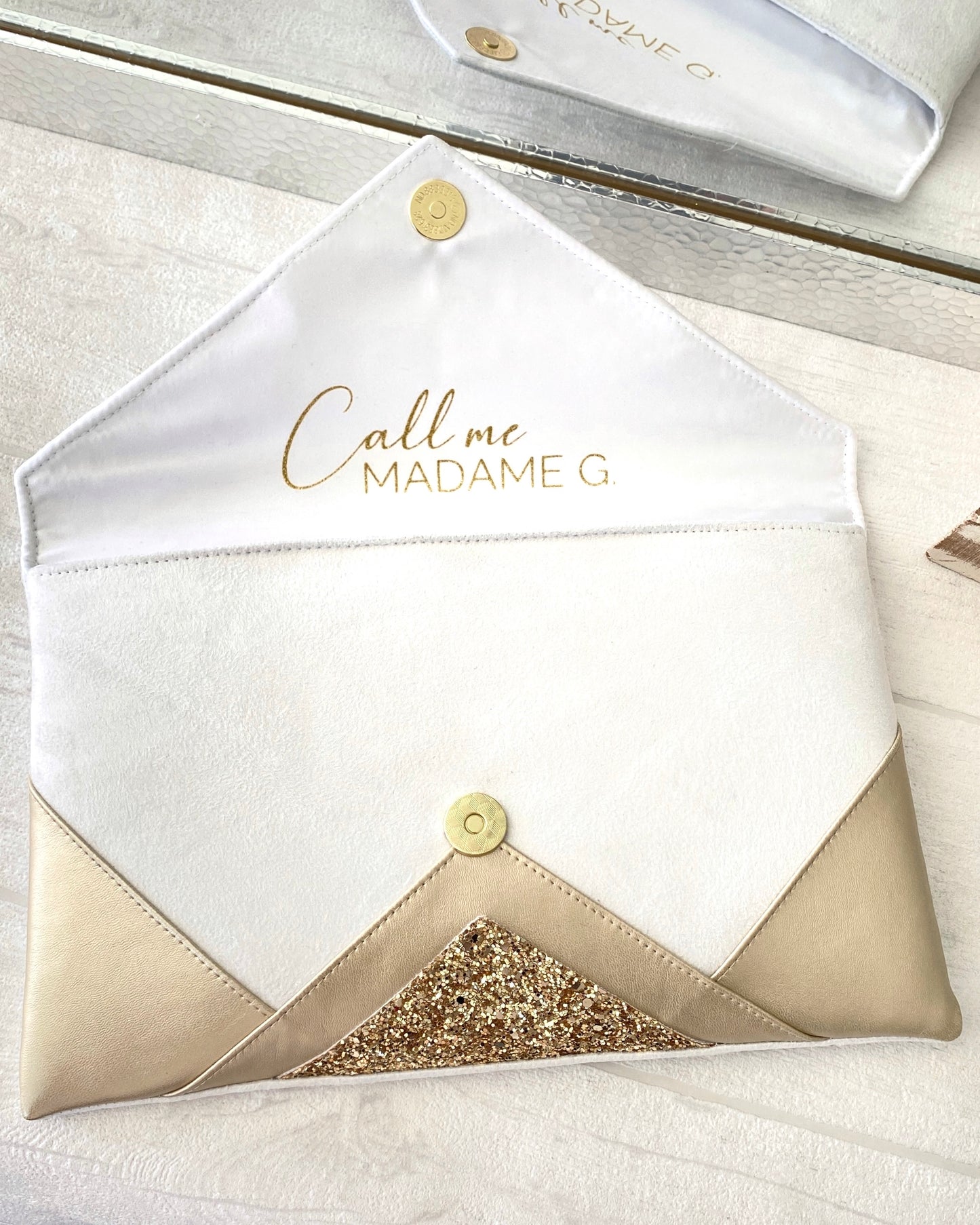 Pochette blanche et dorée personnalisée 
