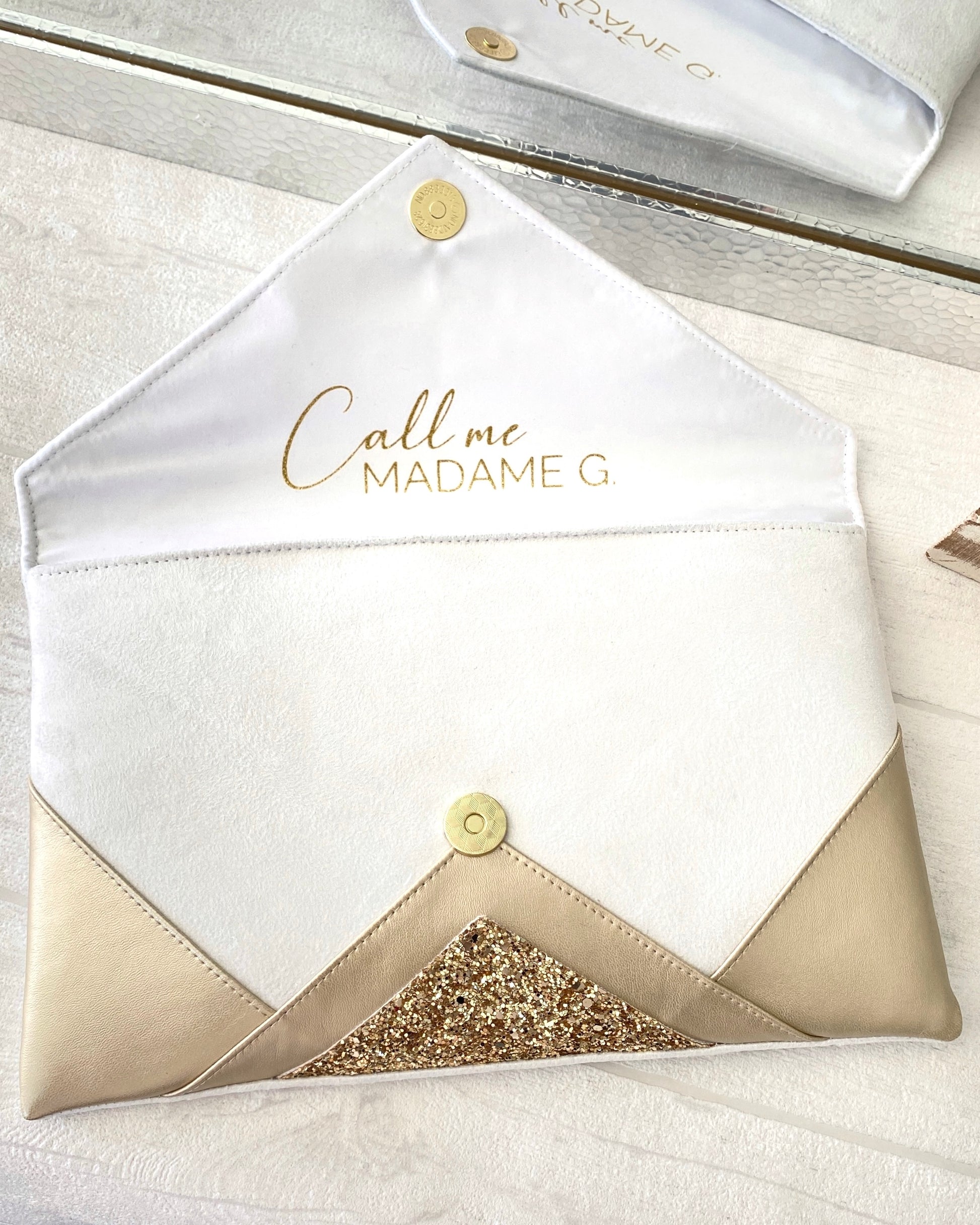 Pochette blanche et dorée personnalisée 