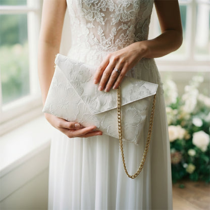 Pochette mariage blanche avec chaîne portée à la main par une mariée