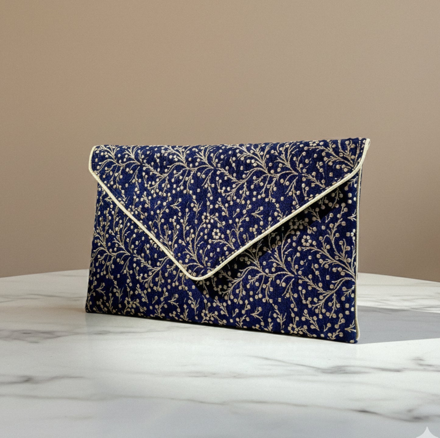 Pochette forme enveloppe mariage bleu marine et dorée en tissu brocart