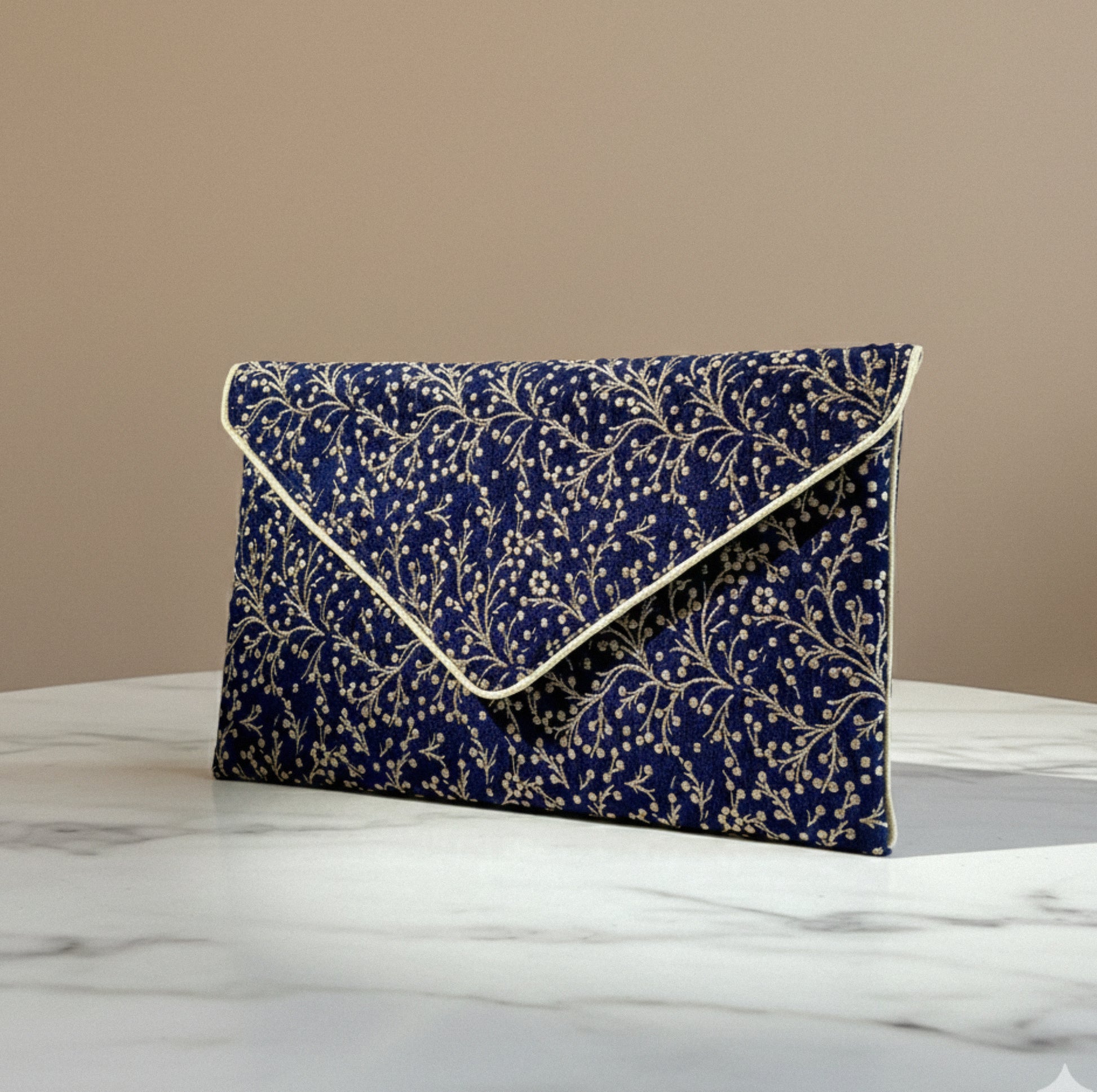 Pochette forme enveloppe mariage bleu marine et dorée en tissu brocart