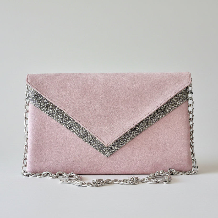 Pochette mariage forme enveloppe en suédine rose poudré avec bande pailletée argentée et chaîne argentée