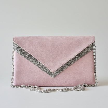 Pochette mariage forme enveloppe en suédine rose poudré avec bande pailletée argentée et chaîne argentée