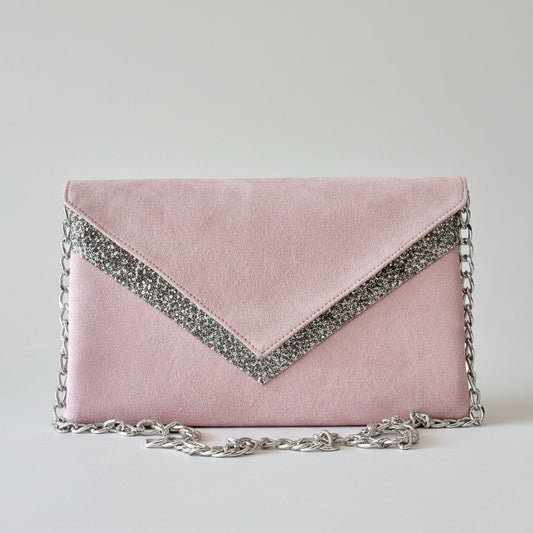 Pochette mariage forme enveloppe en suédine rose poudré avec bande pailletée argentée et chaîne argentée