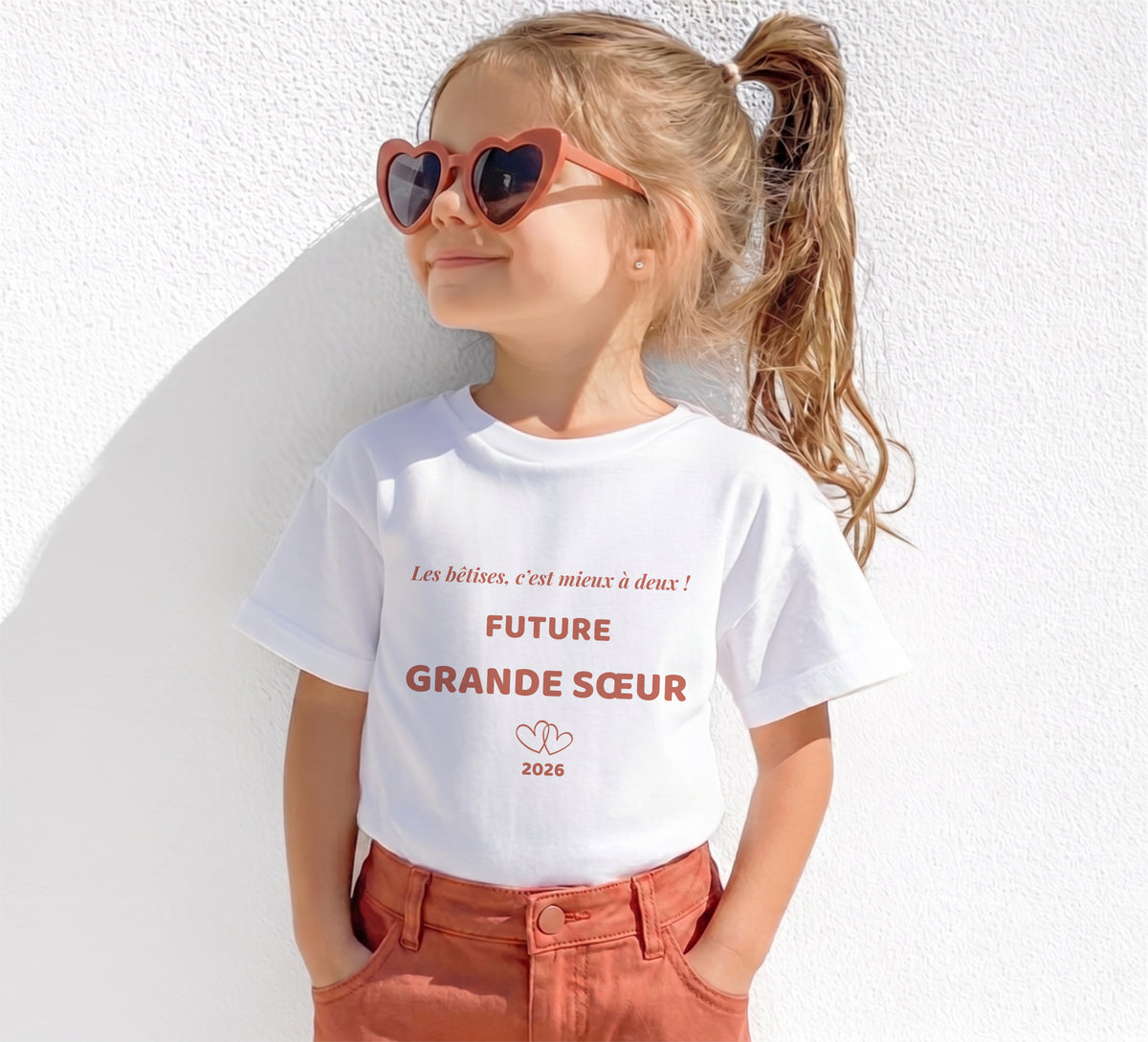 Petite fille portant un t-shirt future grande sœur terracotta personnalisé, cadeau annonce naissance fille en coton blanc