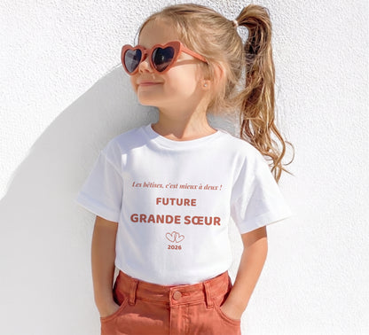 Petite fille portant un t-shirt future grande sœur terracotta personnalisé, cadeau annonce naissance fille en coton blanc