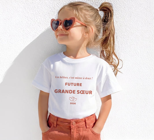 Petite fille portant un t-shirt future grande sœur terracotta personnalisé, cadeau annonce naissance fille en coton blanc