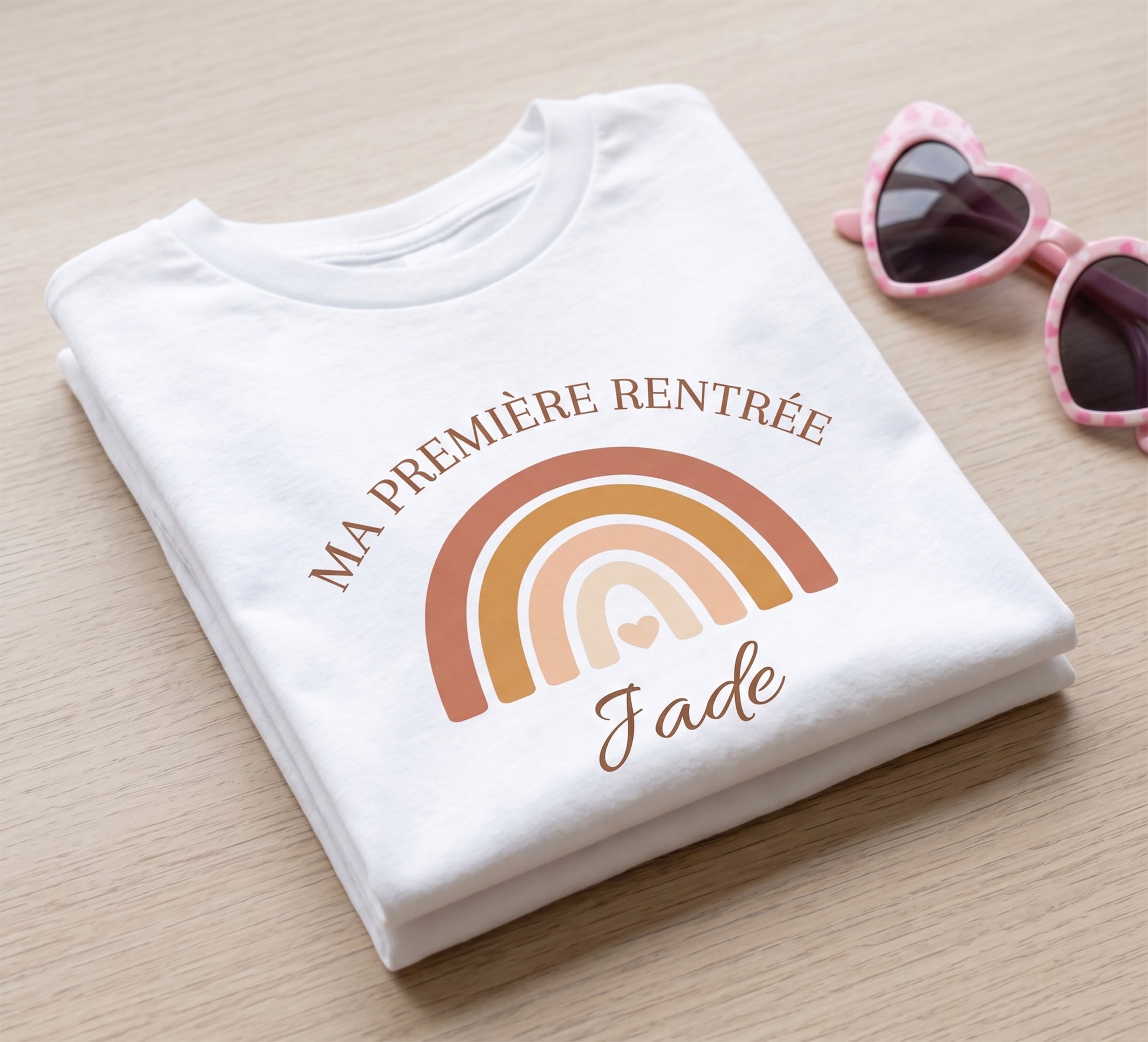 T-shirt enfant première rentrée plié avec lunettes de soleil cœur, style bohème 