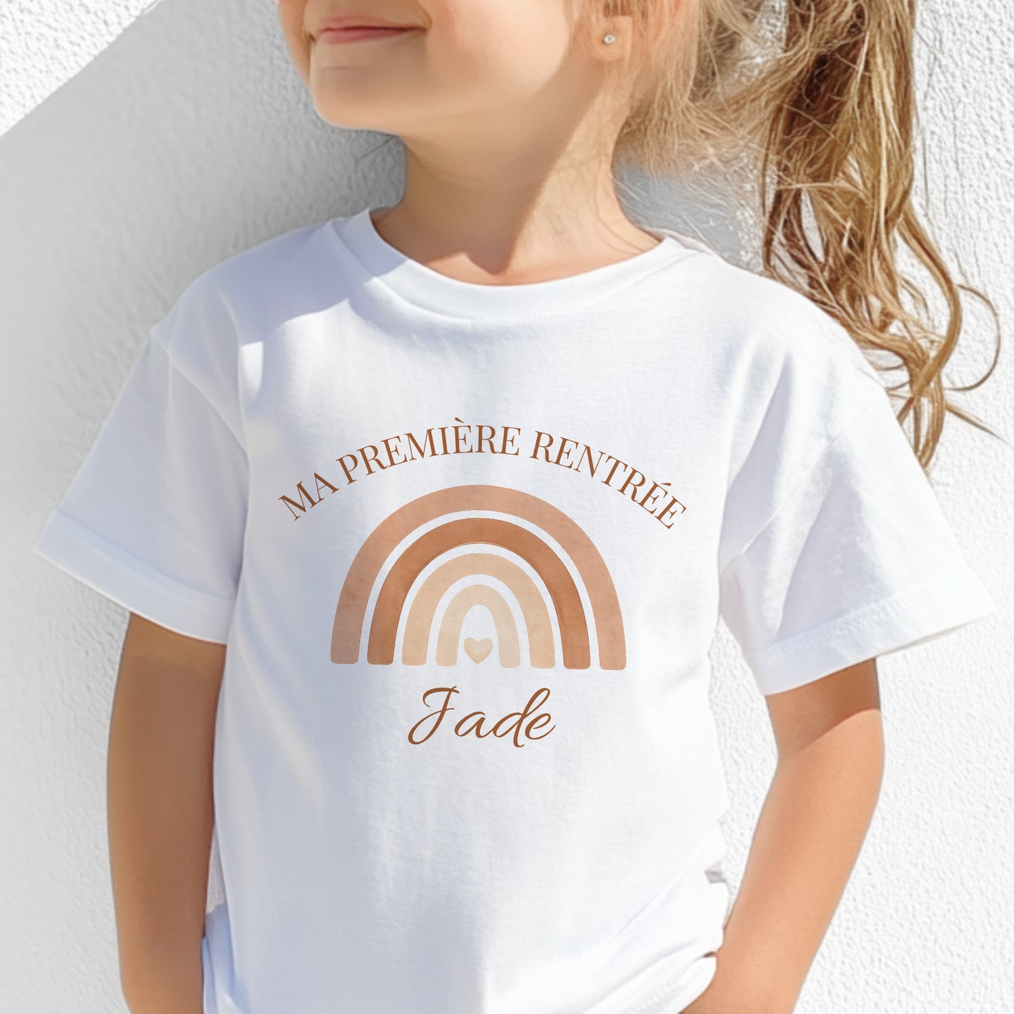 Gros plan du t-shirt de rentrée personnalisé motif arc-en-ciel bohème terracotta et prénom Jade