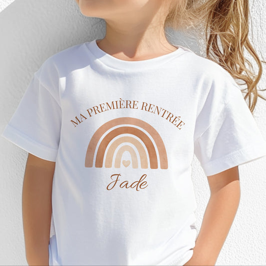 Gros plan du t-shirt de rentrée personnalisé motif arc-en-ciel bohème terracotta et prénom Jade