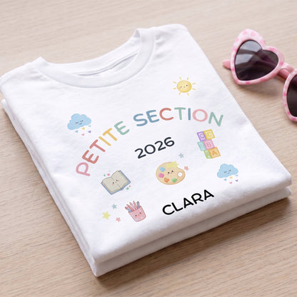 T-shirt personnalisé Petite Section 2026 plié avec lunettes de soleil cœur roses, motifs pastel, cadeau tendre pour la rentrée en maternelle