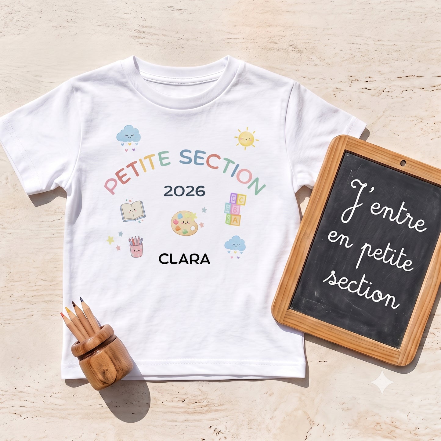 T-shirt blanc personnalisé Petite Section 2026 avec prénom, ardoise J'entre en petite section et crayons, mise en scène rentrée des classes