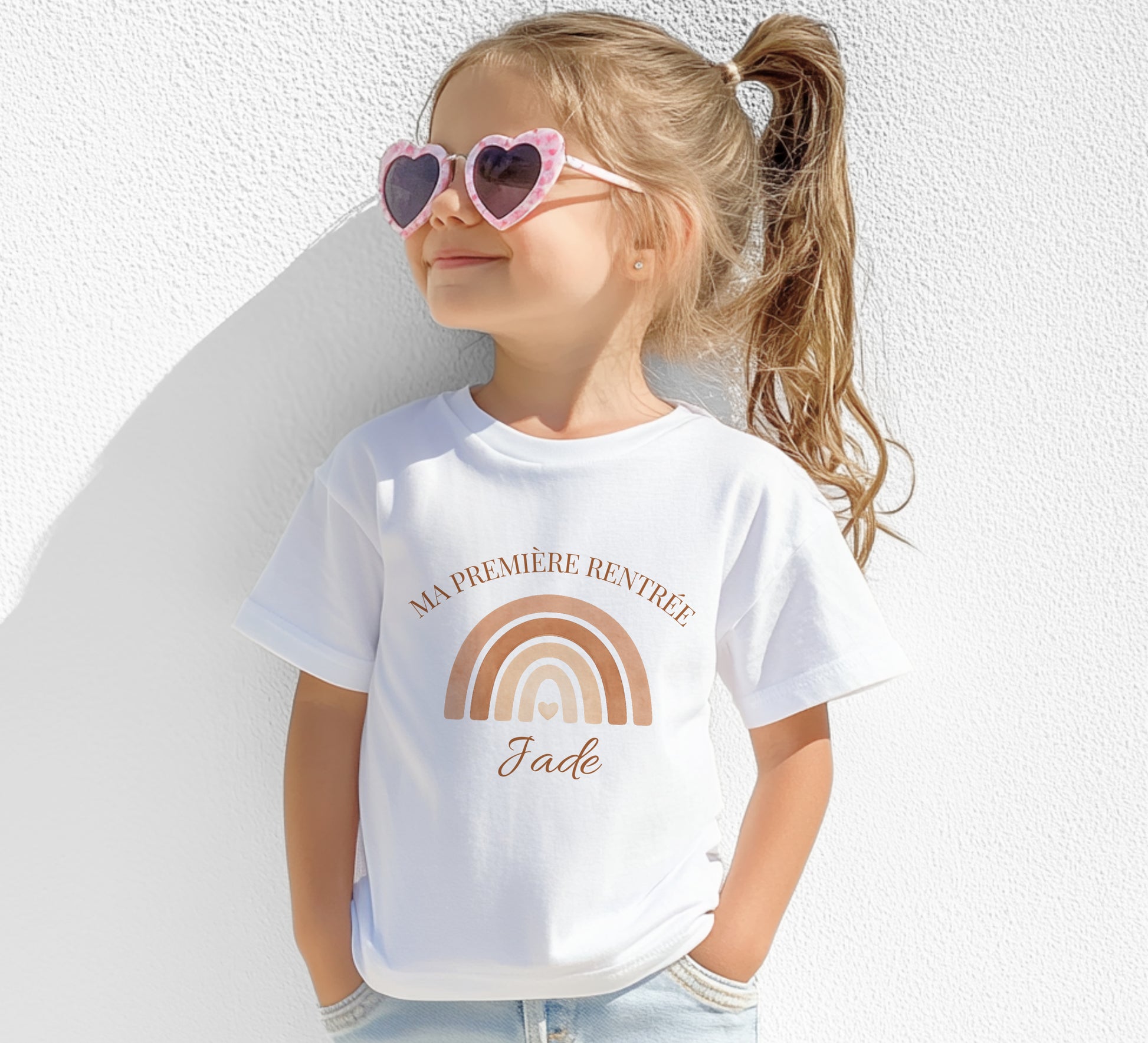 T-shirt blanc personnalisé ma première rentrée avec arc-en-ciel bohème terracotta et prénom, porté par une petite fille