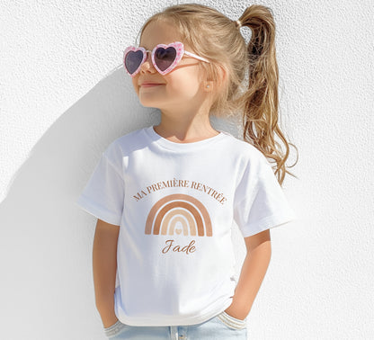 T-shirt blanc personnalisé ma première rentrée avec arc-en-ciel bohème terracotta et prénom, porté par une petite fille