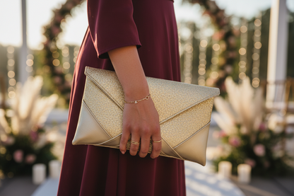 Pochette mariage dorée avec tenue bordeaux - cadeau temoin