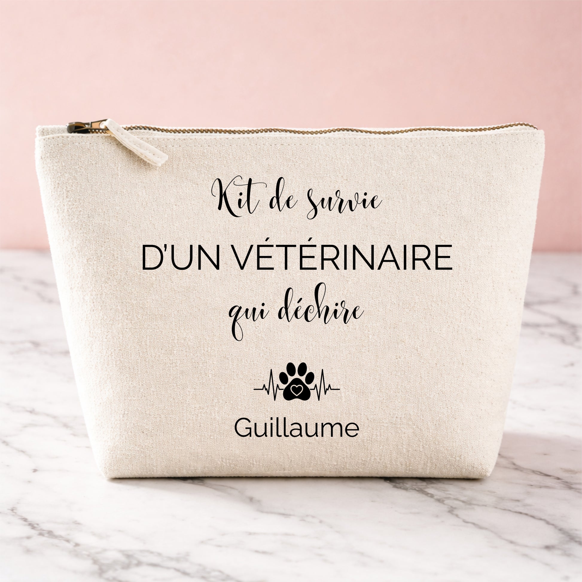 Trousse de survie personnalisée en coton  pour vétérinaire avec le prénom, l'inscription « Kit de survie d'un vétérinaire qui déchire » et un motif patte d'animal avec cœur et tracé ECG.
