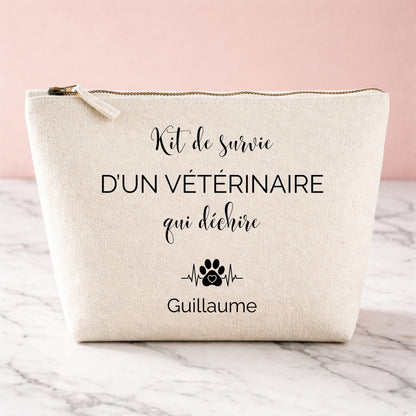 Trousse de survie personnalisée en coton  pour vétérinaire avec le prénom, l'inscription « Kit de survie d'un vétérinaire qui déchire » et un motif patte d'animal avec cœur et tracé ECG.