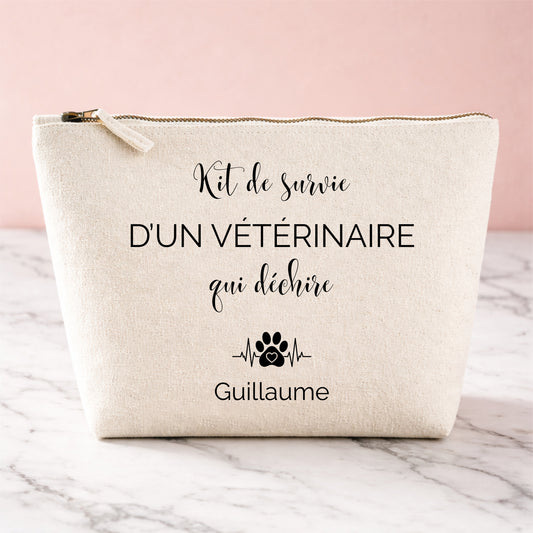 Trousse de survie personnalisée en coton  pour vétérinaire avec le prénom, l'inscription « Kit de survie d'un vétérinaire qui déchire » et un motif patte d'animal avec cœur et tracé ECG.