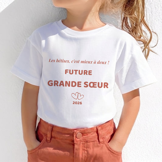 T-shirt enfant future grande sœur blanc, inscription terracotta « Les bêtises c'est mieux à deux », annonce grossesse personnalisée 2026