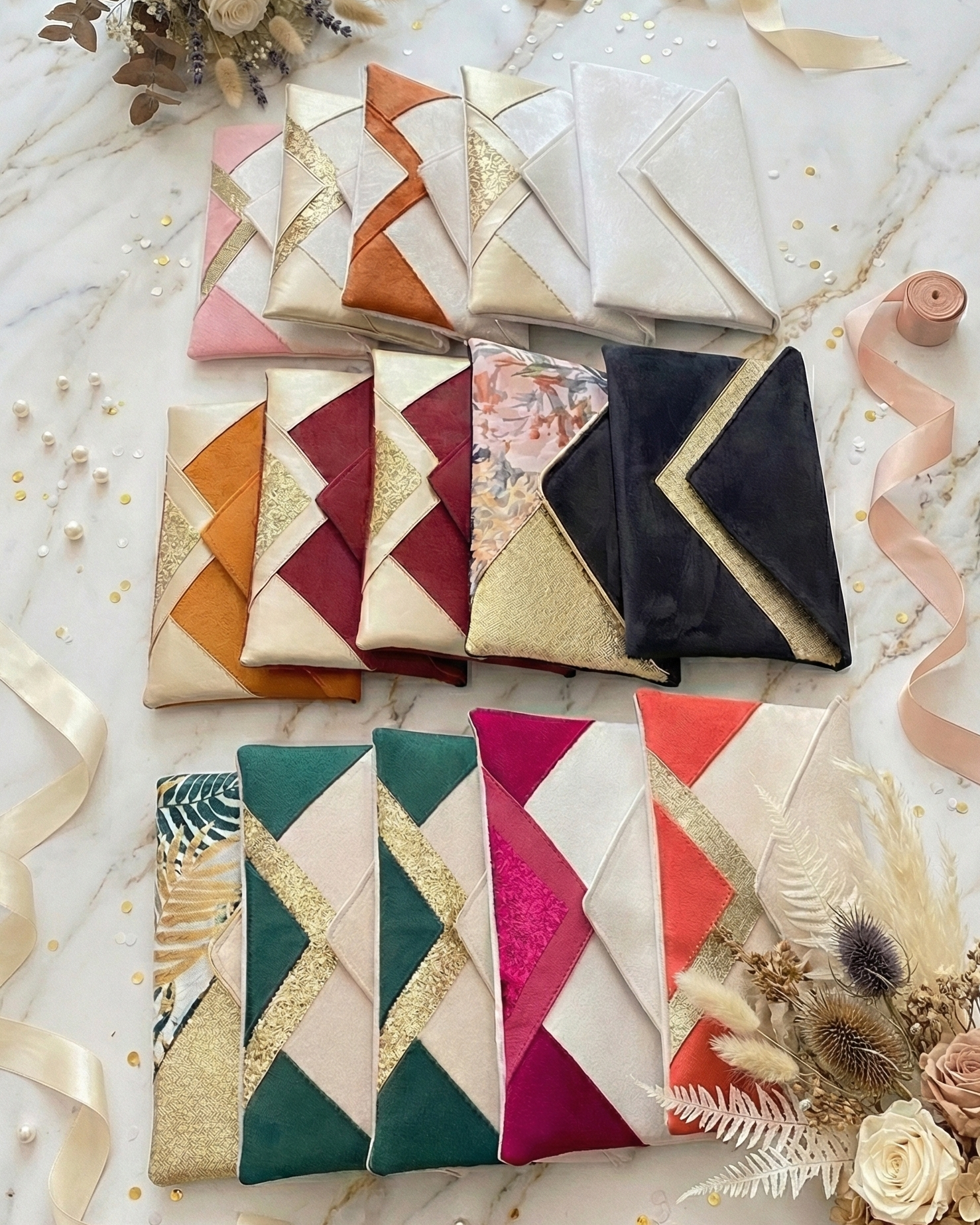pochettes mariage forme enveloppe de différentes couleurs