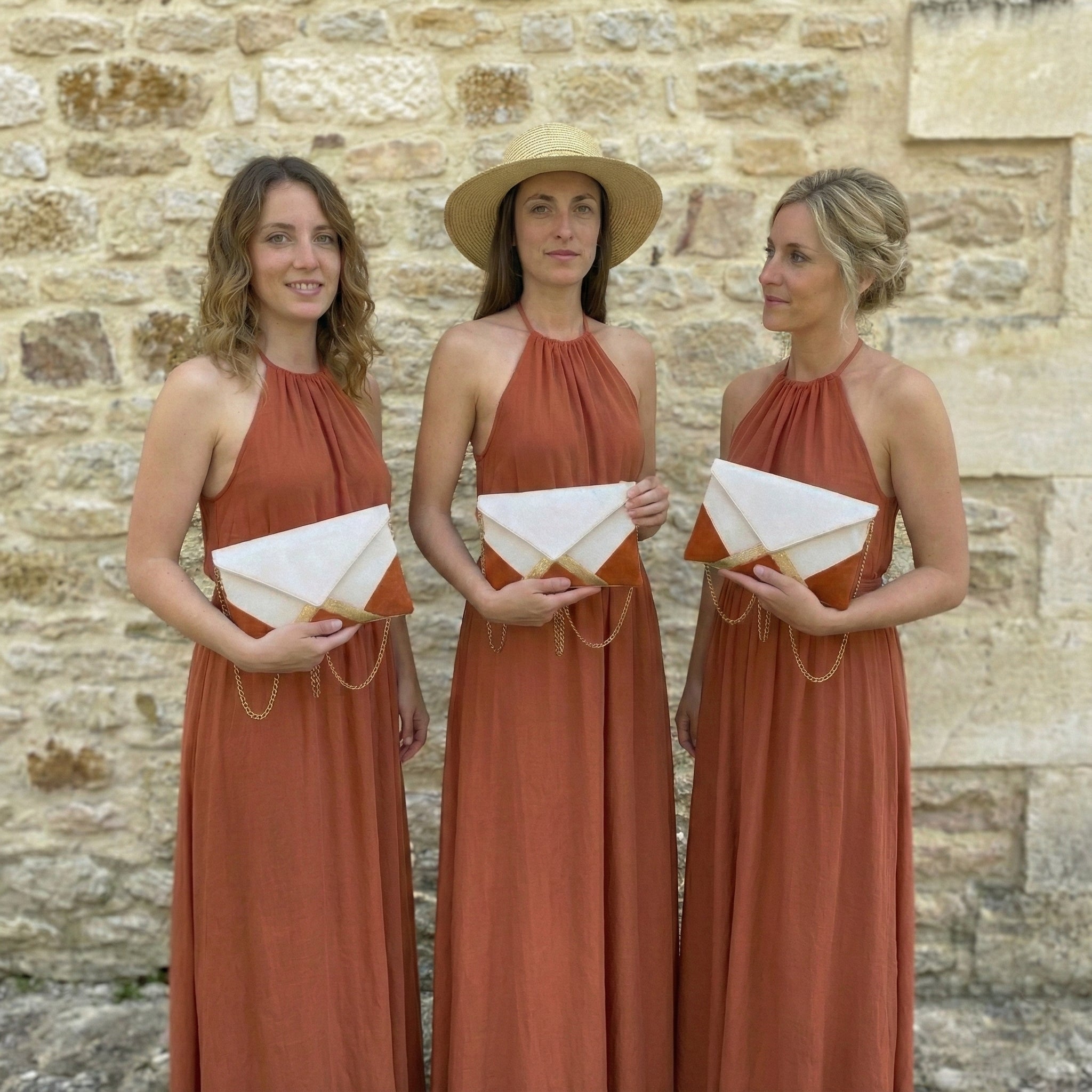 demoiselles d'honneur portant une robe et pochette terracotta