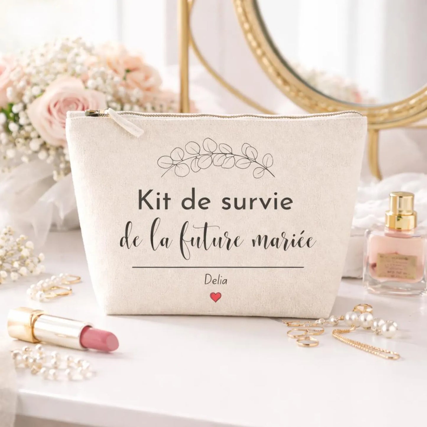 Trousse kit de survie future mariée personnalisée avec motif branche eucalyptus posée sur une coiffeuse