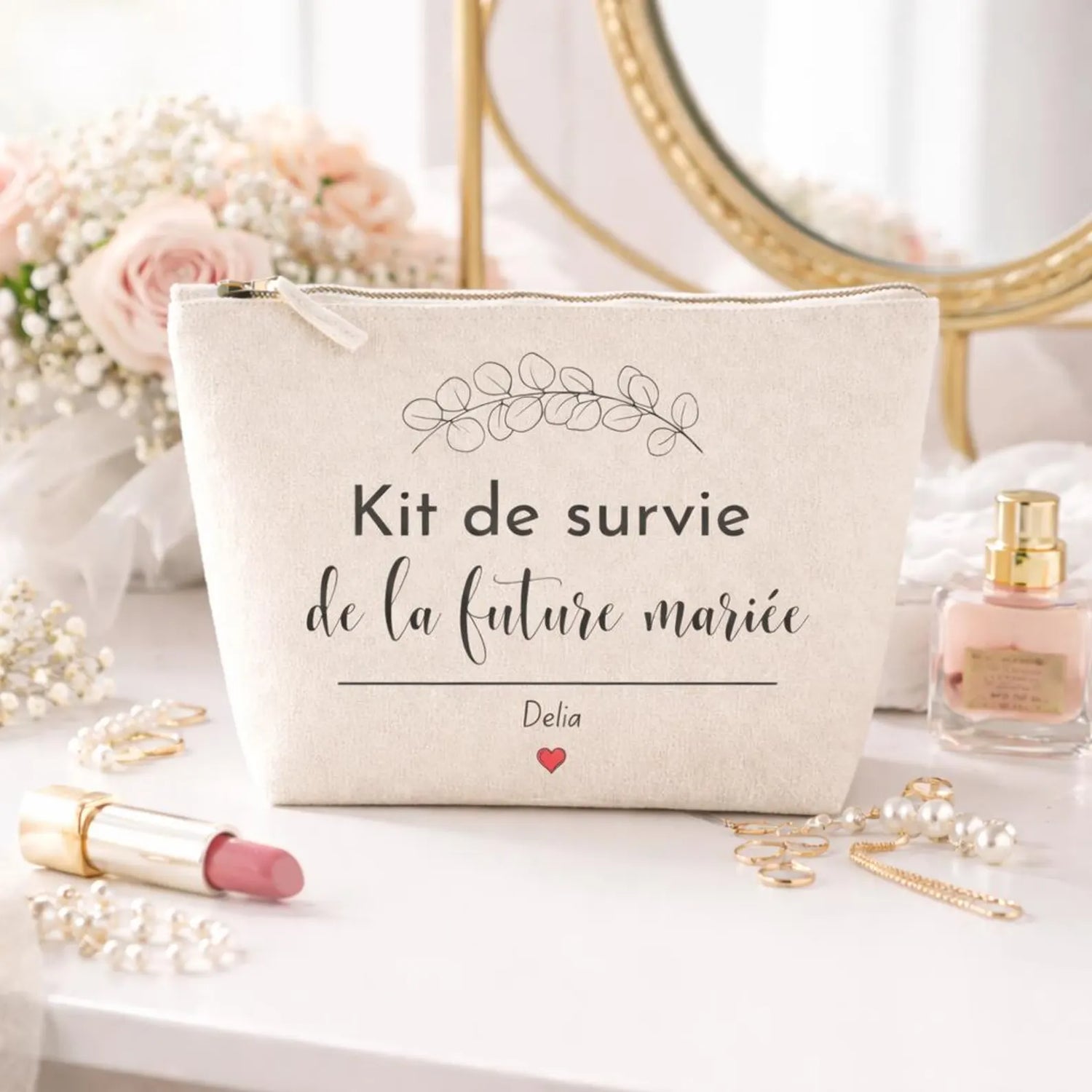 Trousse kit de survie future mariée personnalisée avec motif branche eucalyptus posée sur une coiffeuse