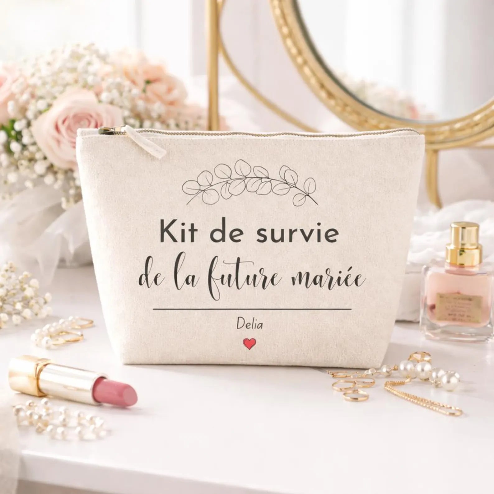 Trousse kit de survie future mariée personnalisée avec motif branche eucalyptus posée sur une coiffeuse