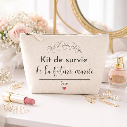 Trousse kit de survie future mariée personnalisée avec motif branche eucalyptus posée sur une coiffeuse