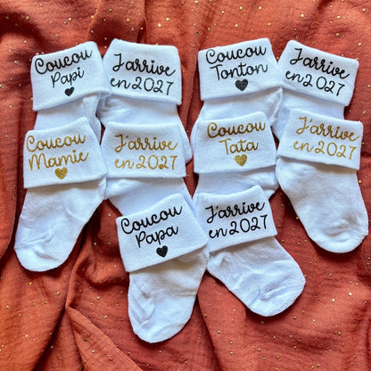 Chaussettes bébé personnalisées annonce grossesse - messages Coucou Tata, Tonton, Papi, Mamie, Papa et J'arrive en 2027 en flex pailleté noir et doré