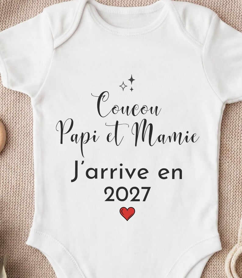 Détail broderie Coucou Papi et Mamie sur body bébé annonce grossesse