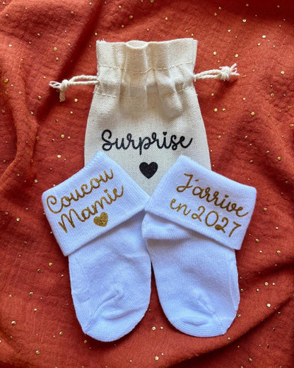 Chaussettes bébé personnalisées Coucou Mamie doré pailleté avec pochette cadeau Surprise en coton - annonce de grossesse